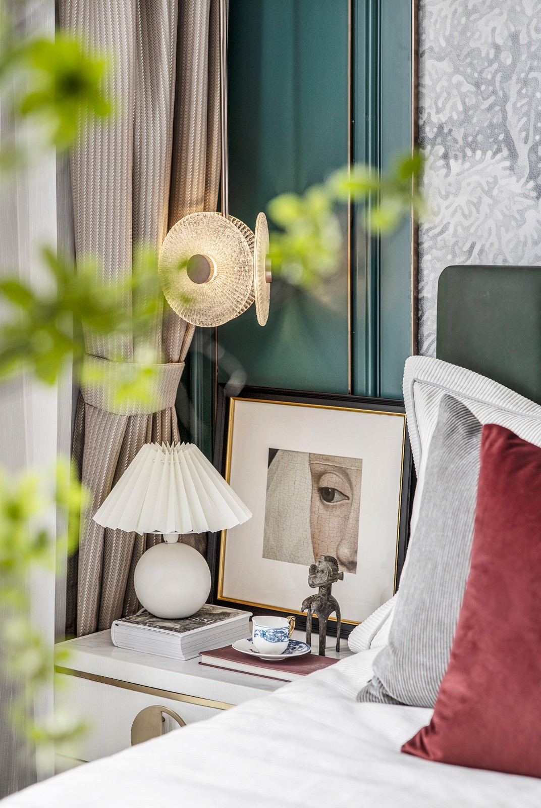 莫兰迪轻奢风格室内设计家装案例-卧室床头柜 莫兰迪轻奢风格室内设计家装案例-卧室床头柜